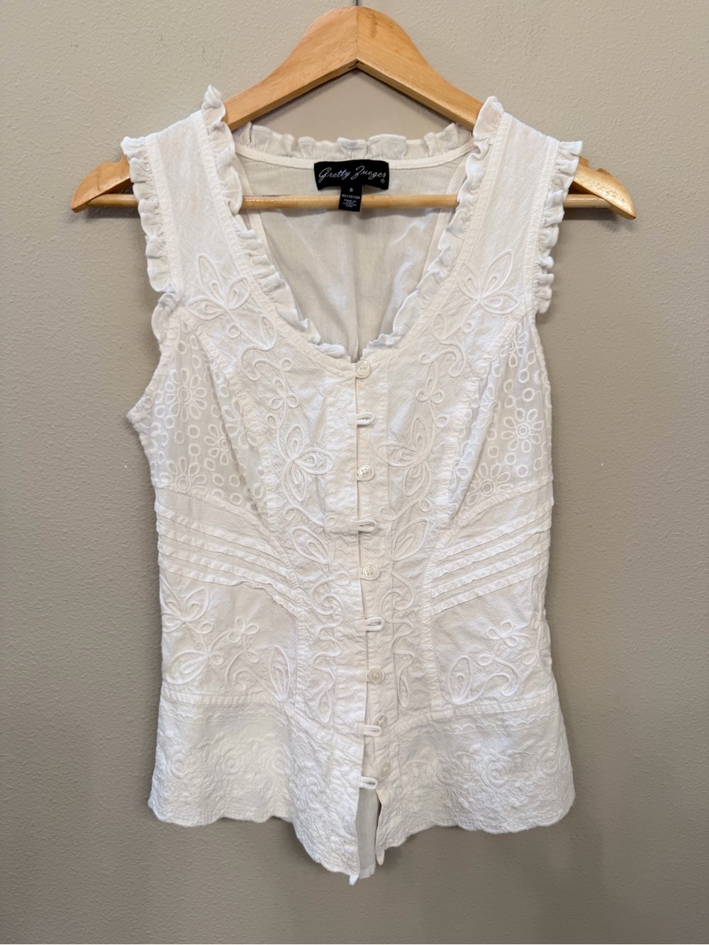 Gretty Zueger Embroidered Sleeveless Cotton Top